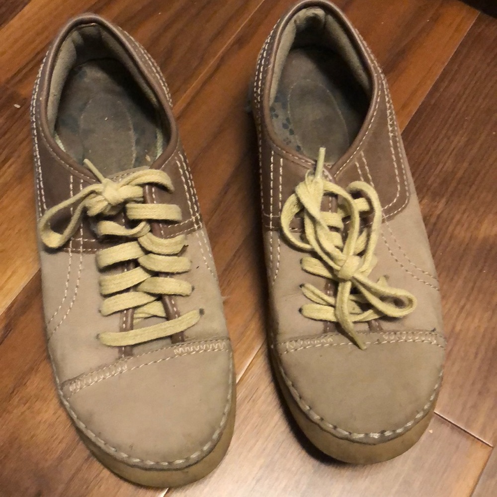 Beige naturalizer shoes